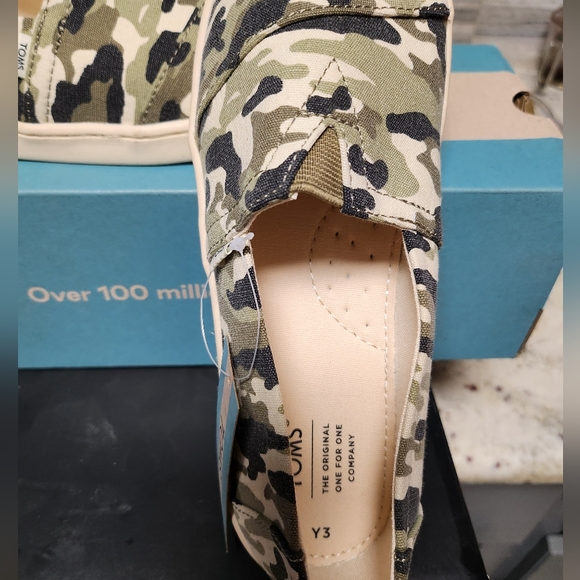 Toms - Picture 4 of 4